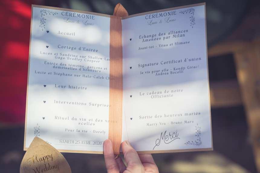 Livret de cérémonie ouvert sur le déroulé complet
